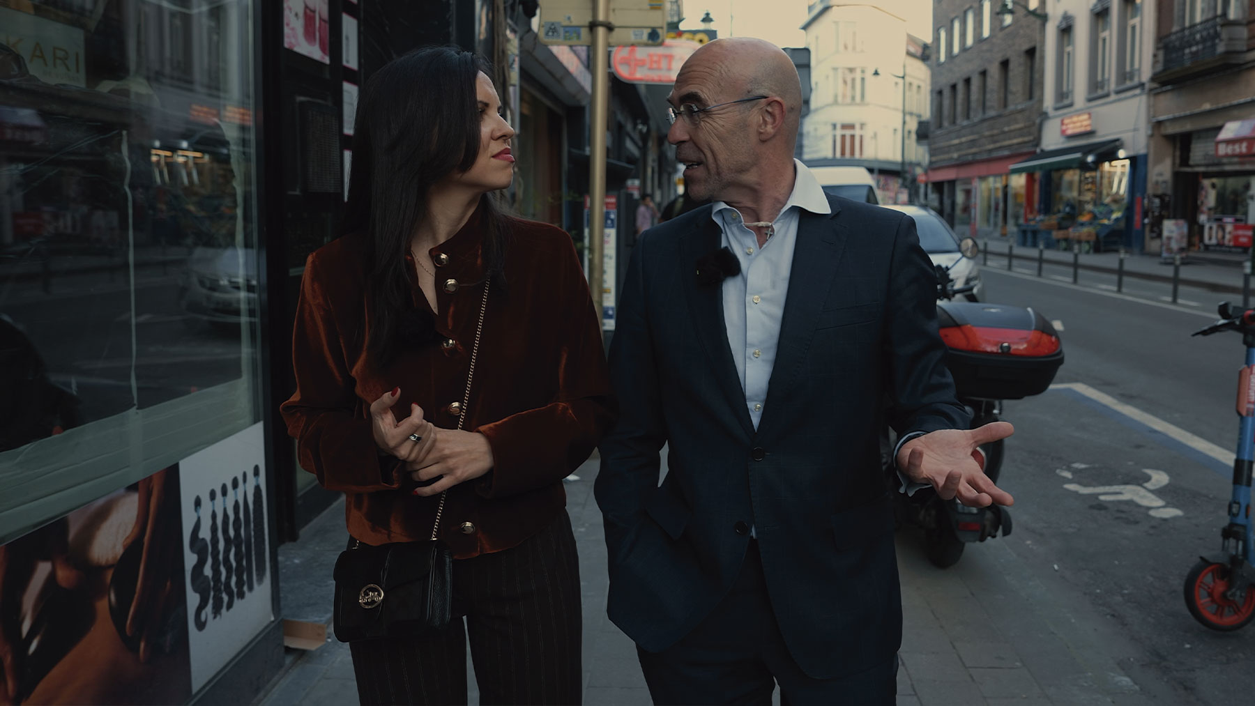 OKDIARIO pasea con Buxadé por la