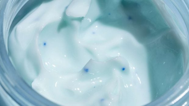 Cosm&eacute;tico con microesferas. 