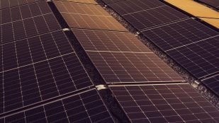 China construye placas solares de plástico, liderazgo China energía solar, por qué China es lider en energía solar, China revolución energía solar, China y la energía fotovoltaica.