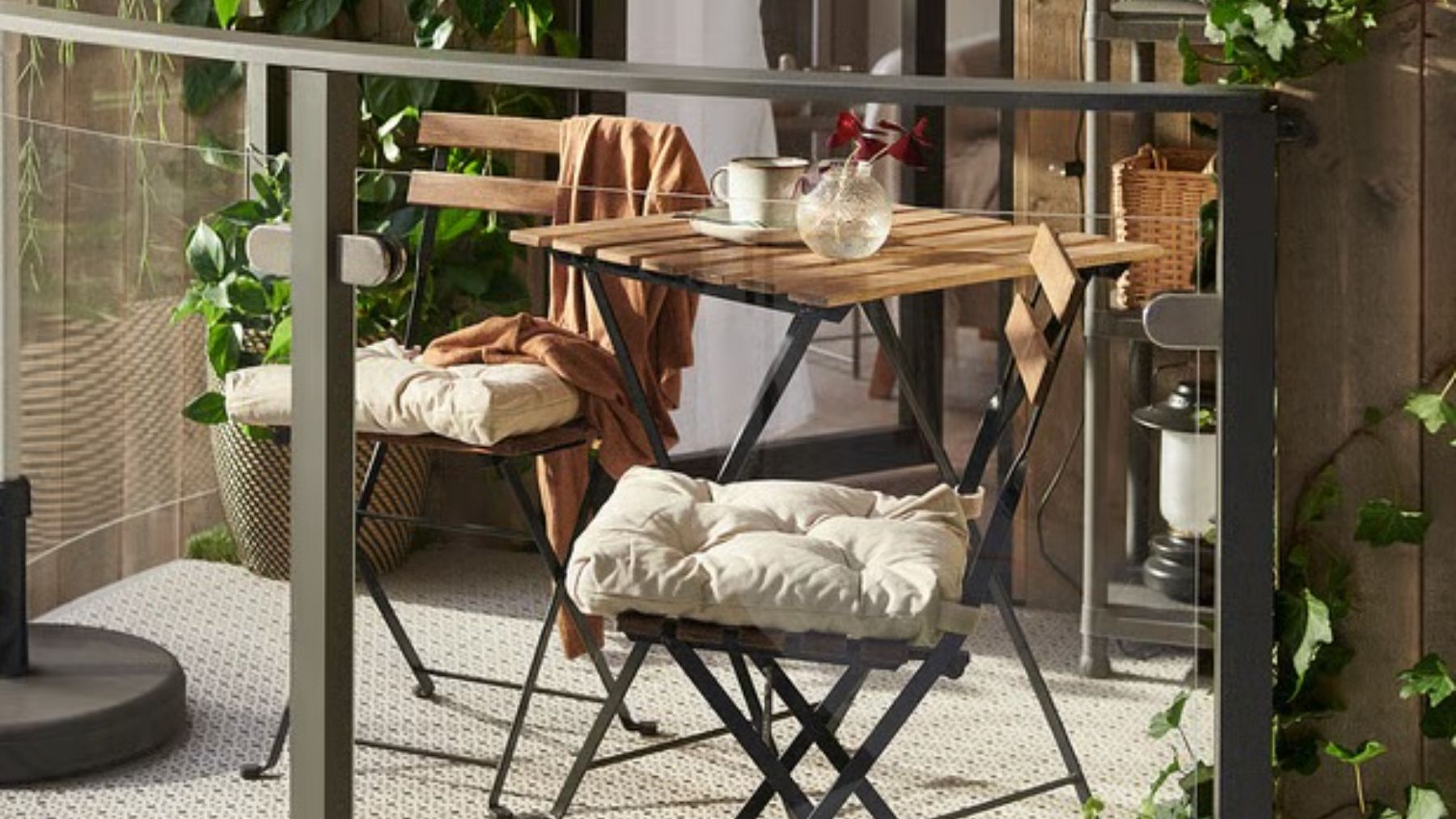 Mesa y sillas TÄRNÖ.