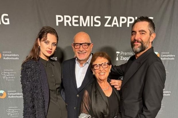 Dani Mateo junto a sus padres y su pareja, la modelo Yasmina Paiman (Instagram).