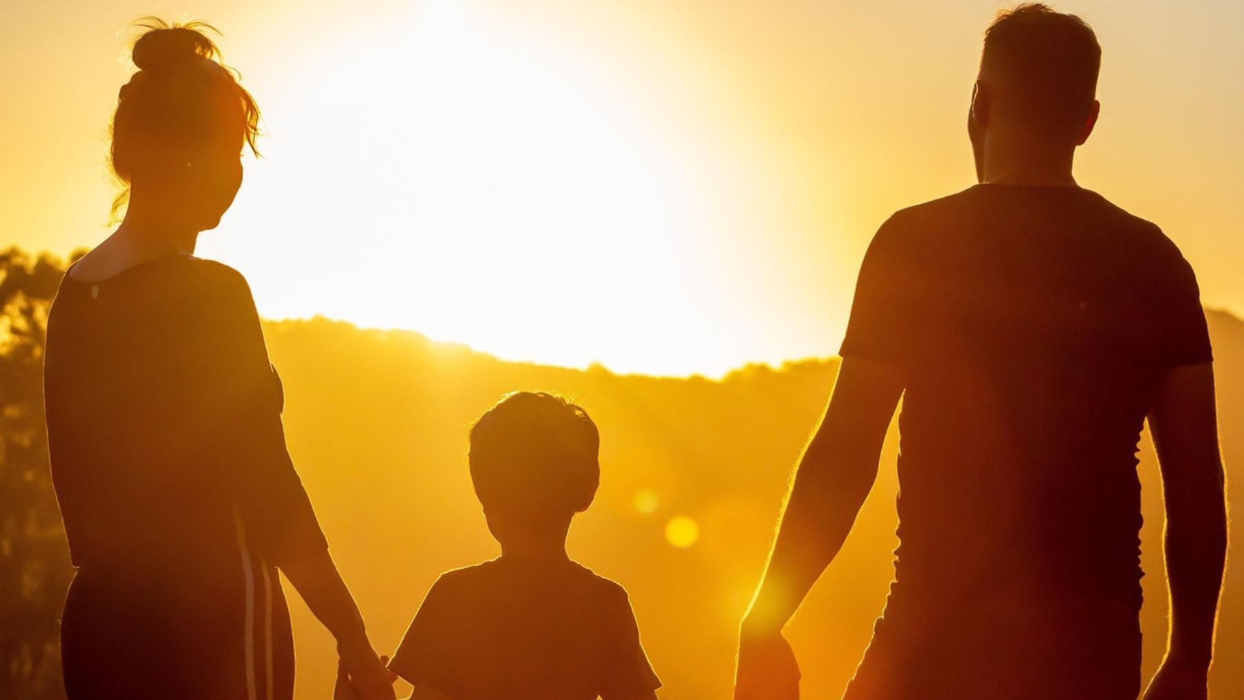 Padres que no sueltan a sus hijos adultos: no es por amor, esto es lo que opina la psicología