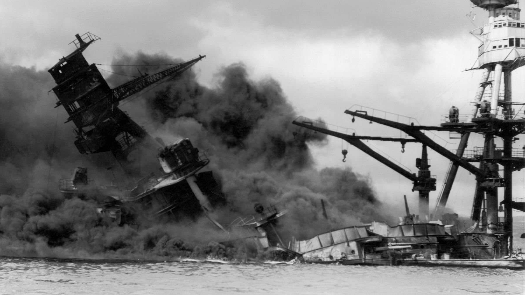 El USS Arizona durante el ataque de Pearl Harbor