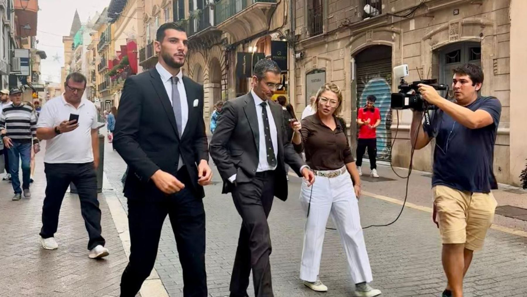 Los vigilantes de la casa de Rafa Mir la noche clave: Dos chicas desnudas gritando en medio de la calle