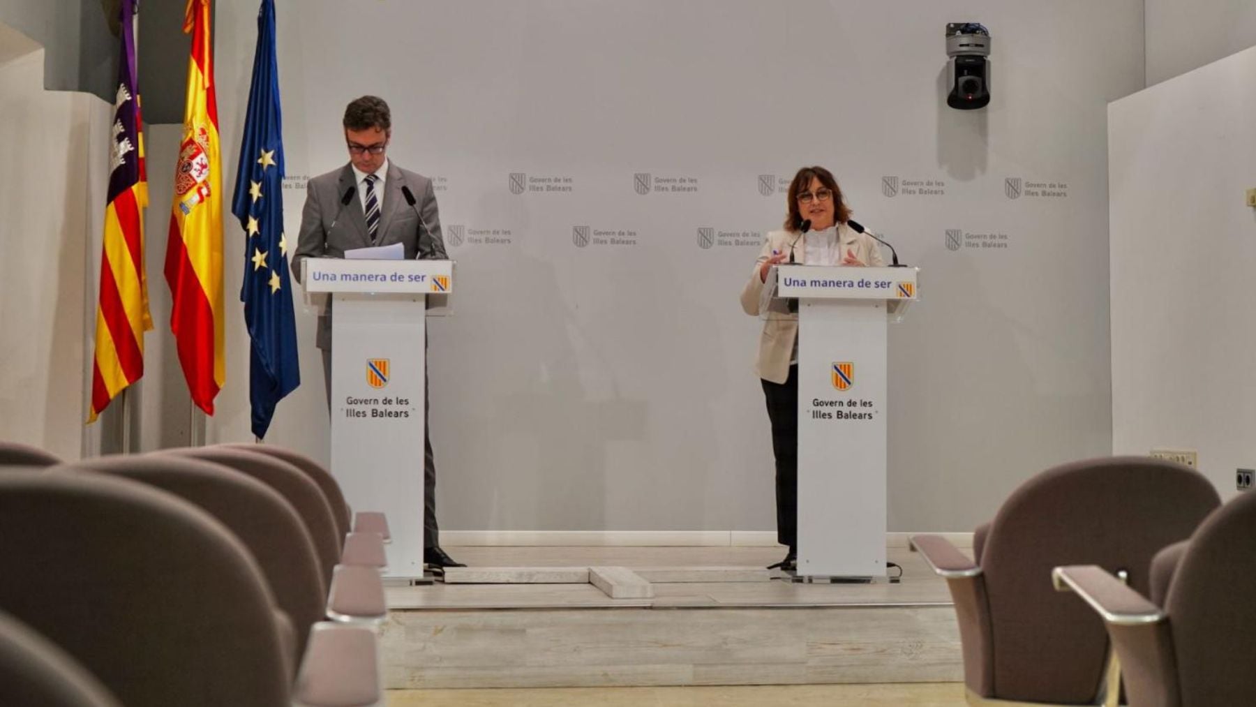 Los vicepresidentes Antoni Costa y Antònia Maria Estarellas, ante los medios.