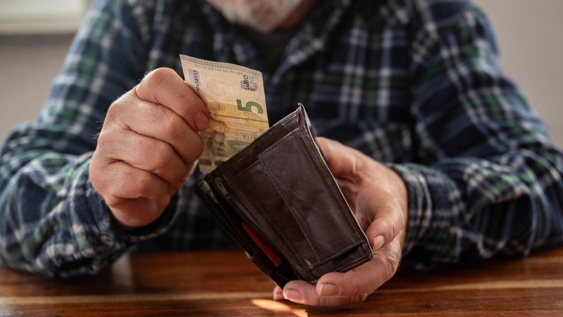 La Seguridad Social rompe el mito: no basta con 15 años cotizados para jubilarte y este es el requisito que te falta