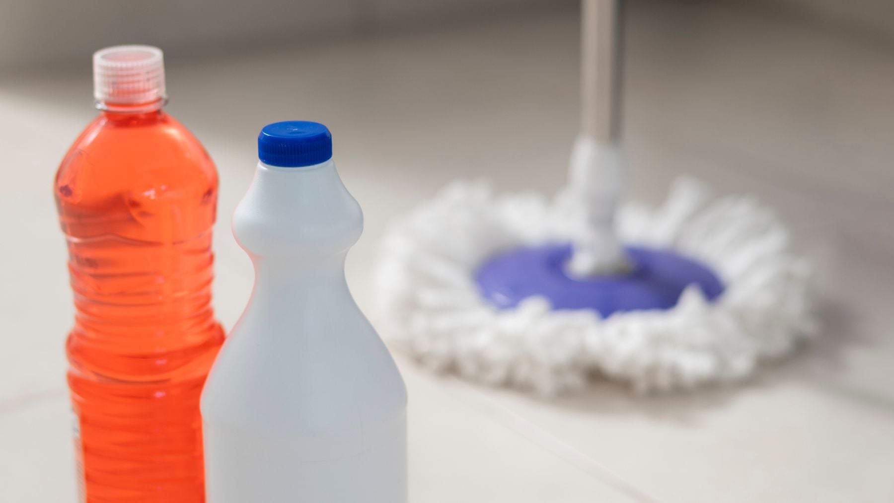 Ni limón ni bicarbonato: el sencillo truco casero para abrillantar y desinfectar un suelo de gres en minutos