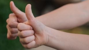 Gestos españoles que son maleducados en el extranjero, puño con el pulgar hacia arriba, costumbres españolas raras, qué significa levantar el pulgar en otros países.