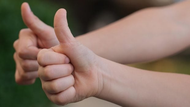 Gestos espa&ntilde;oles que son maleducados en el extranjero, pu&ntilde;o con el pulgar hacia arriba, costumbres espa&ntilde;olas raras, qu&eacute; significa levantar el pulgar en otros pa&iacute;ses.