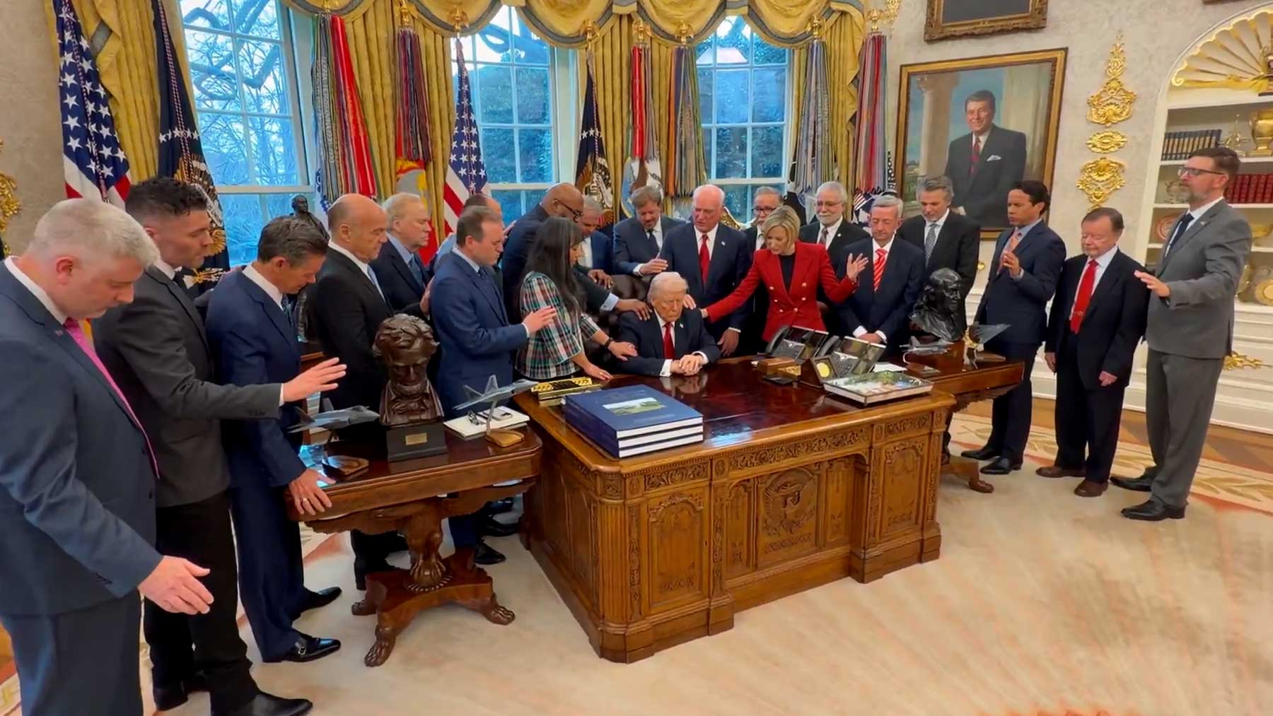 Trump reza con 20 pastores evangélicos en pleno conflicto con Irán: Por nuestras tropas