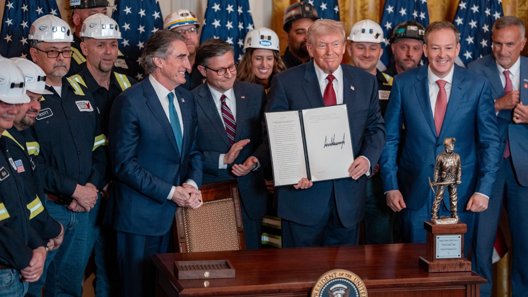 El presidente Donald Trump posa después de firmar una orden ejecutiva que ordena al ejército estadounidense comprar electricidad de centrales eléctricas de carbón el pasado 11 de febrero. (Foto: EP).
