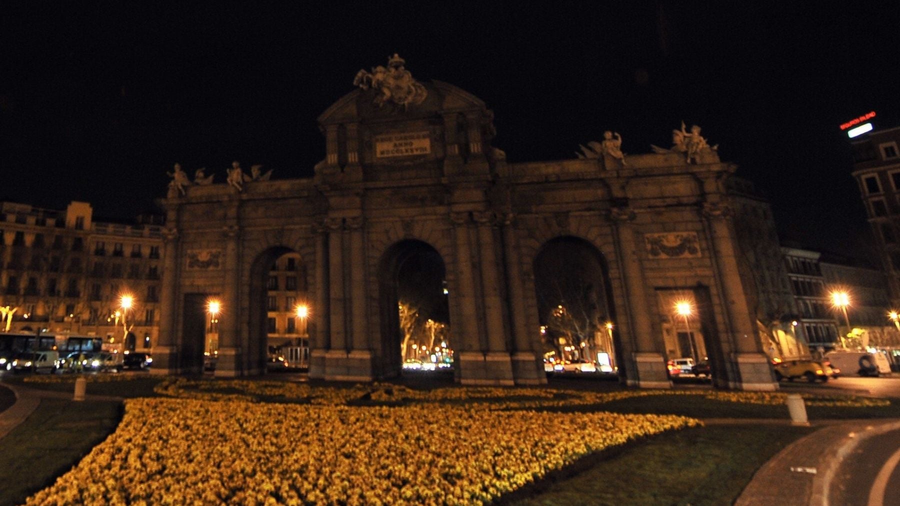 La emblemática Puerta de Alcalá apagada con motivo de La Hora del Planeta, movimiento internacional contra el cambio climático. (Foto: Europa Press).