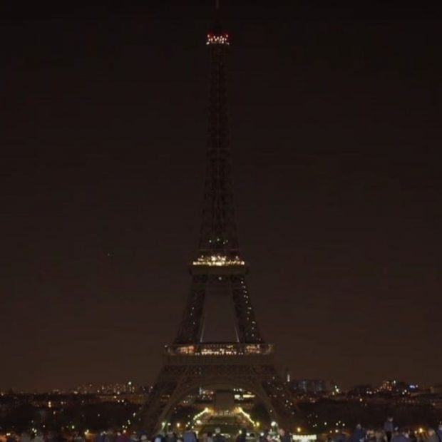 La Torre Eiffel sin luz por La Hora del Planeta. (Foto: Europa Press).