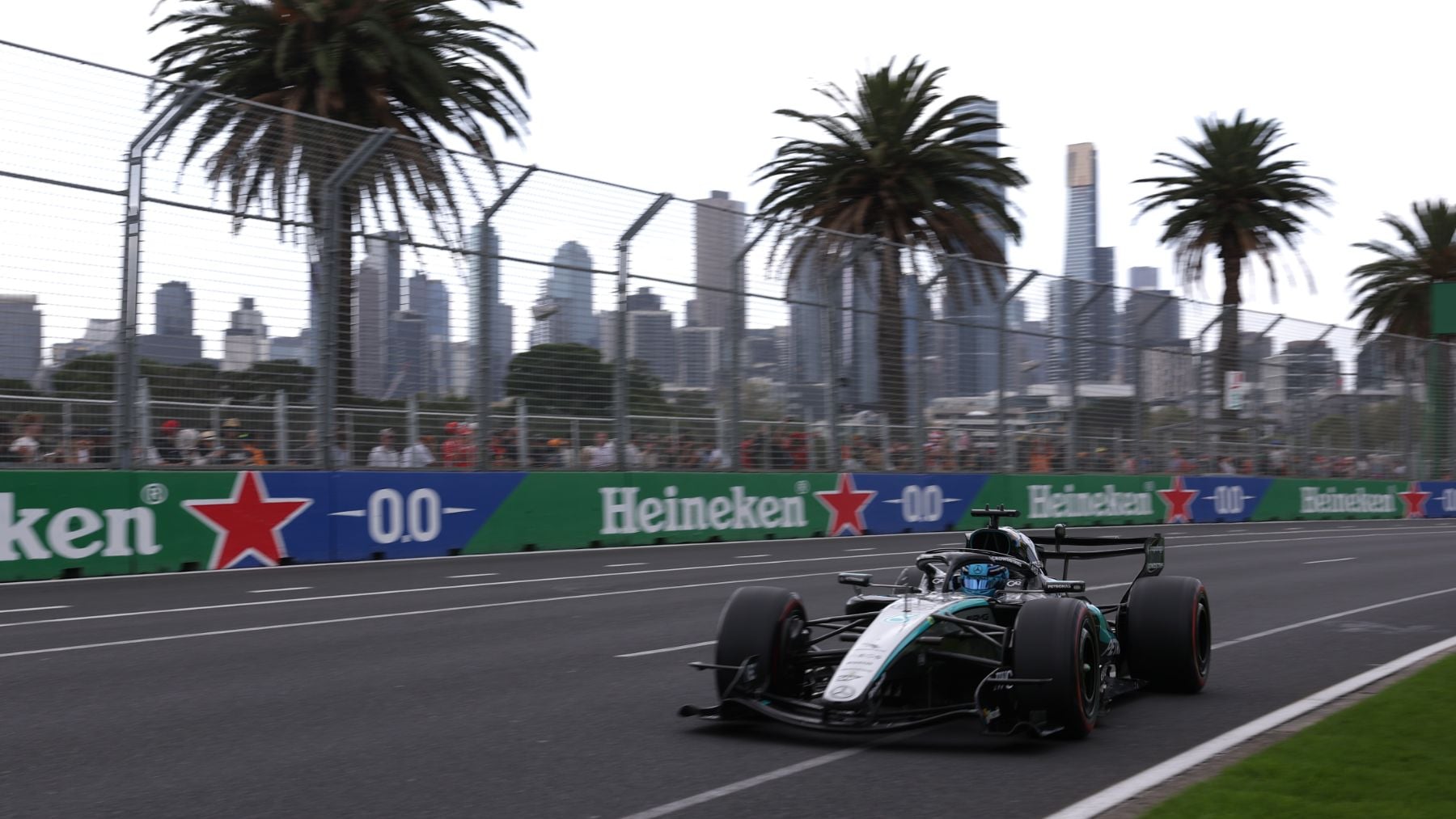 Russell se confirma favorito con pole en Australia, Alonso decimoséptimo y Sainz penúltimo sin correr