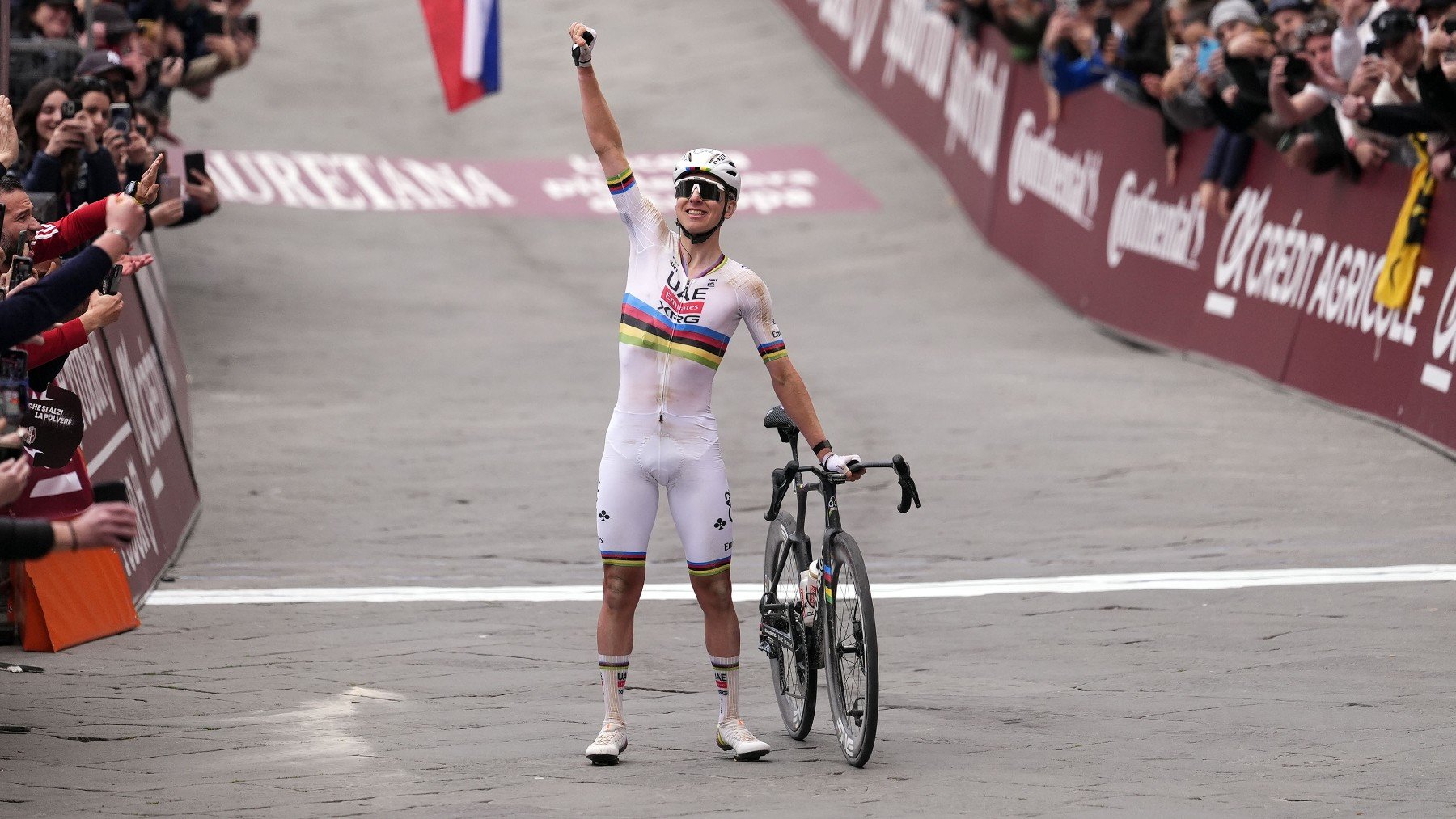 Pogacar retoma su reino con una exhibición histórica en la Strade Bianche