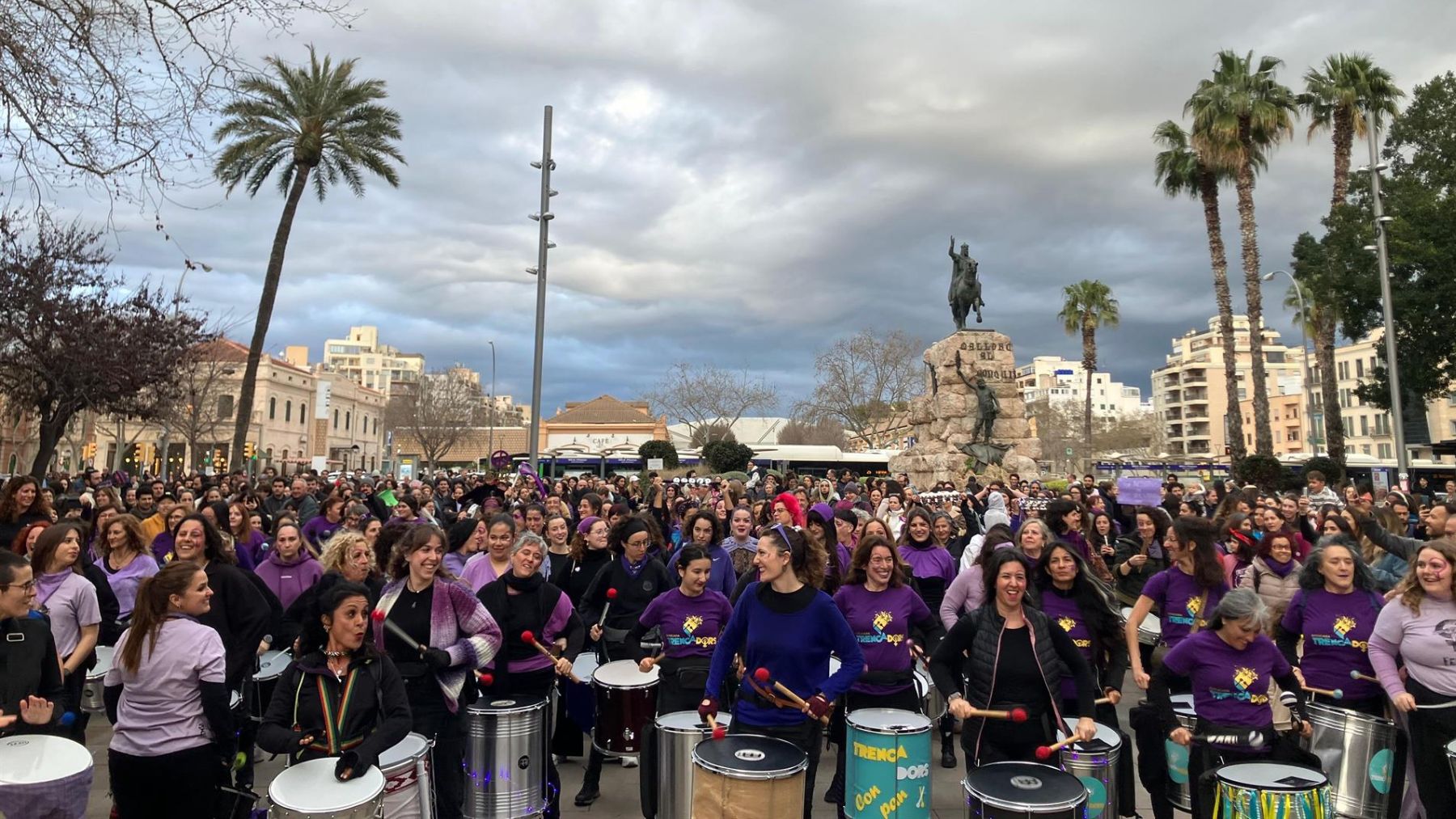 Unas feministas divididas pervierten el 8M de Palma con el