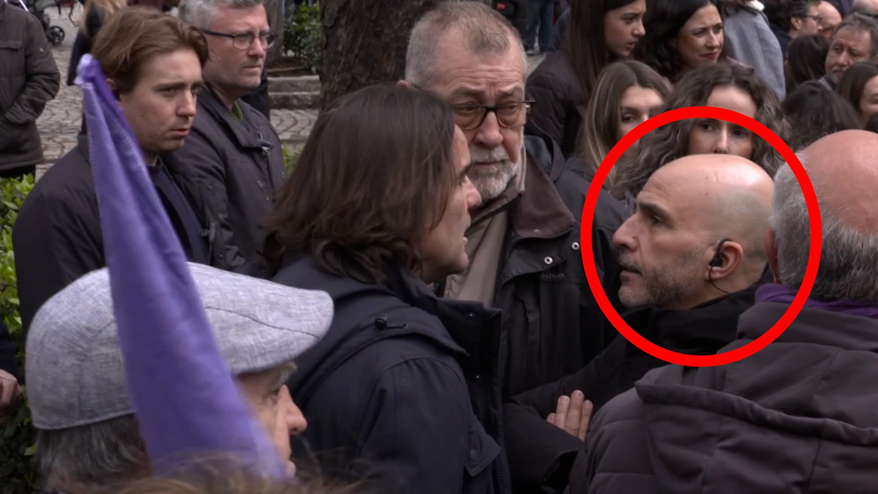 Escoltas de Óscar López amenazan a OKDIARIO en el 8M: ¡Sal de ahí que te reviento!