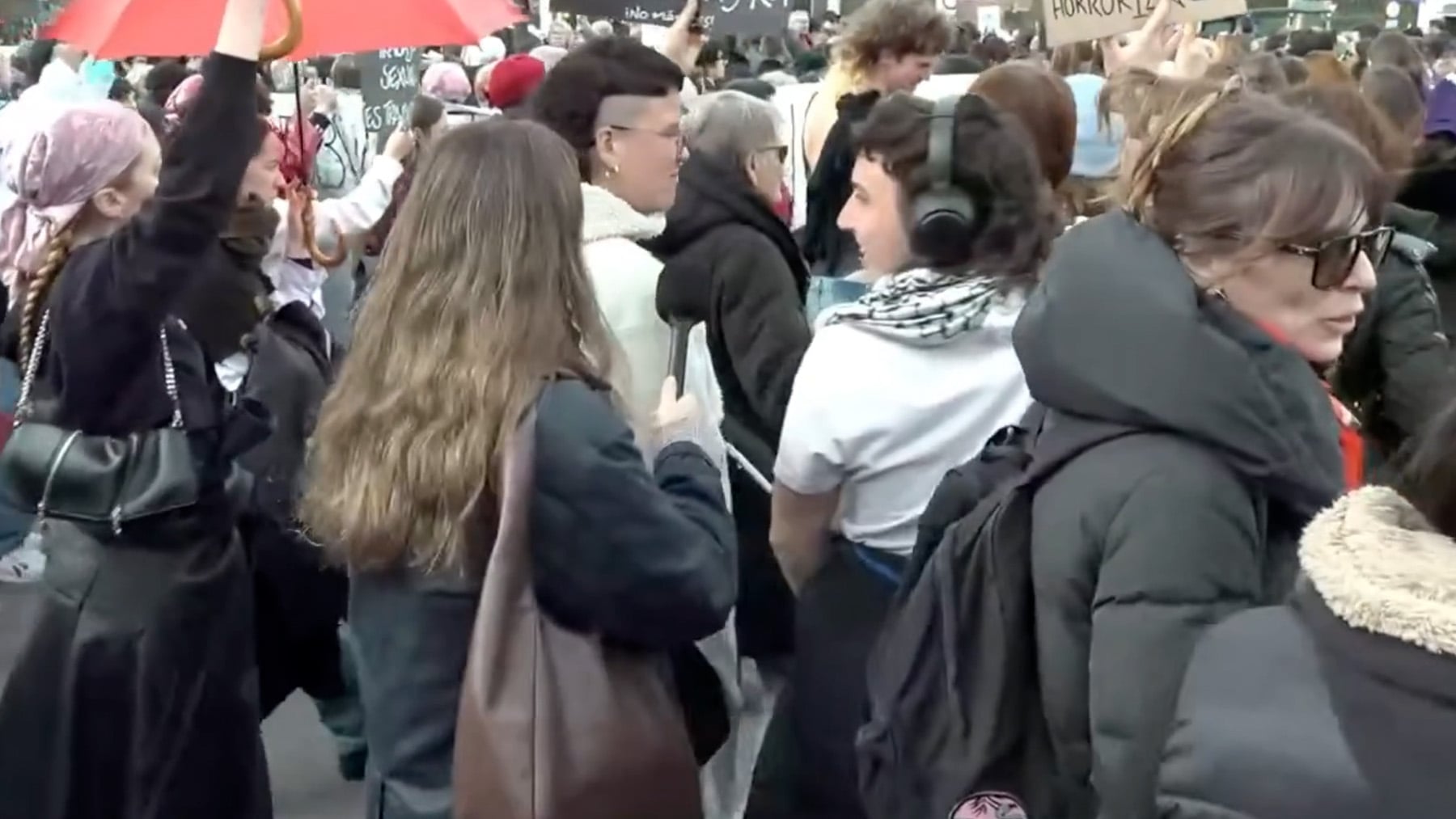 Un hombre feminista responde con machismo a una reportera de OKDIARIO en el 8M: Guapa