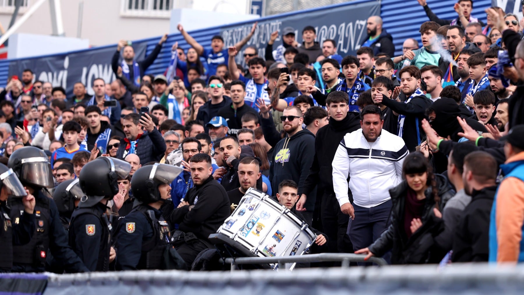 Pelea en pleno partido: El Getafe-Betis se detiene por una reyerta en la grada en la que intervino la Policía