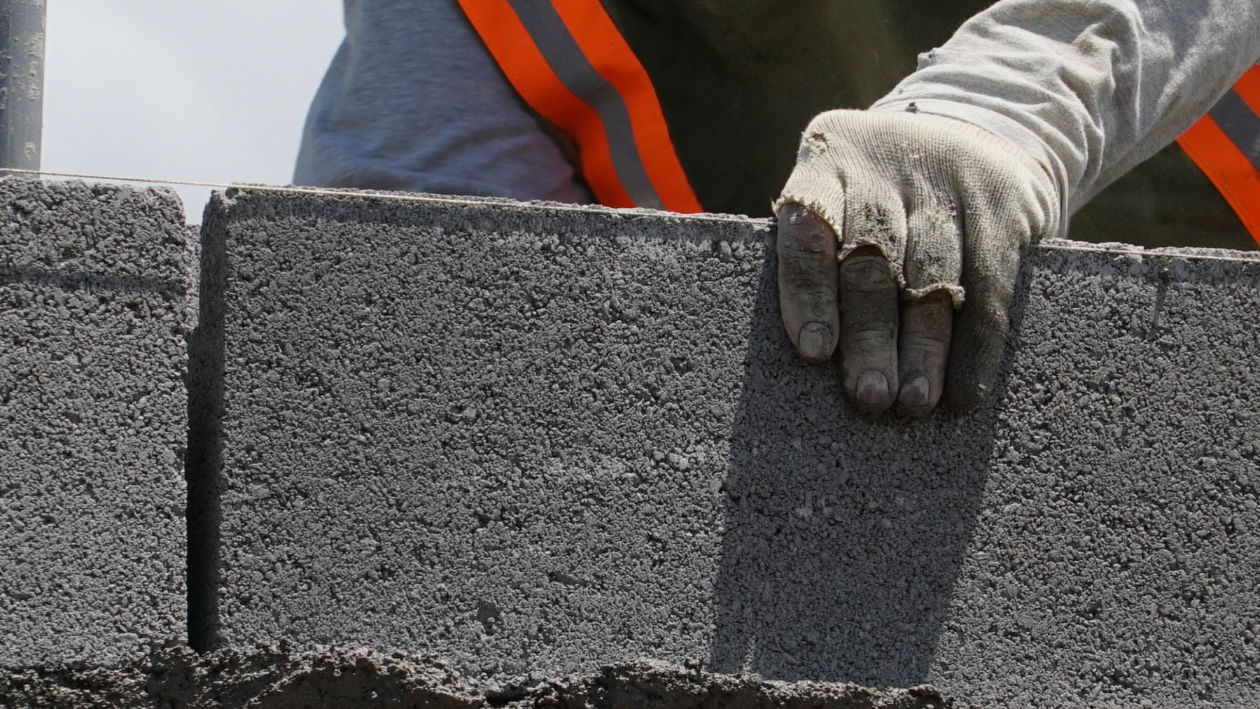 La empresa CRDC Materials ha creado en Sudáfrica una tecnología que convierte residuos plásticos en el agregado ecológico RESIN8.  (Foto:  CRDC Materials)