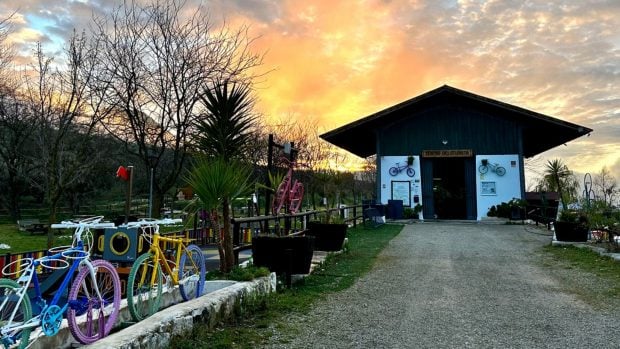 Estaci&oacute;n de Do&ntilde;a Menc&iacute;a en el Camino Natural V&iacute;a Verde del Aceite. (Foto: viasverdes.es).