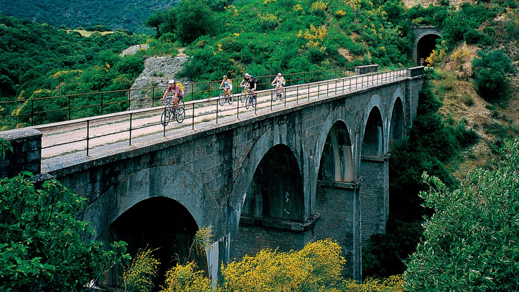 Las vías verdes permiten practicar el ciclismo y el senderismo por antiguas vías férreas. (Foto: viasverdes.es).