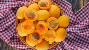 Los albaricoques son excelentes para preparar rellenos de tartas, sorbetes y mermeladas caseras. Gracias a su pulpa carnosa y su fragancia, esta fruta es ideal para repostería o incluso para elaborar condimentos encurtidos que acompañan carnes frías. (Foto: Freepik)