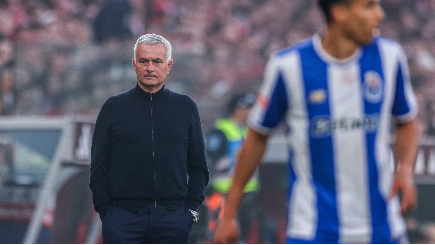 José Mourinho, durante el Benfica – Oporto. (EFE)