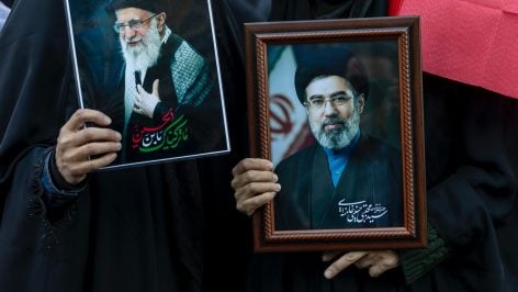 Carteles de Mojtaba Jamenei y su padre. (Getty)