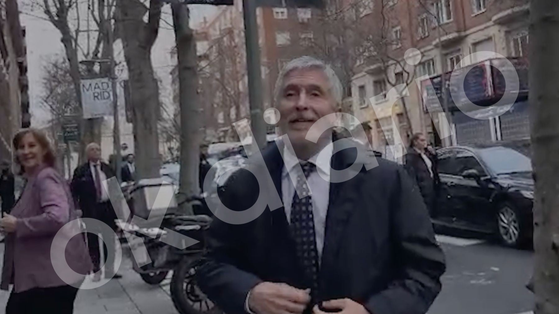 Marlaska huye y se equivoca de puerta cuando OKDIARIO le pregunta por el atestado desaparecido de la fiesta ilegal con cocaína de Felipe Sicilia