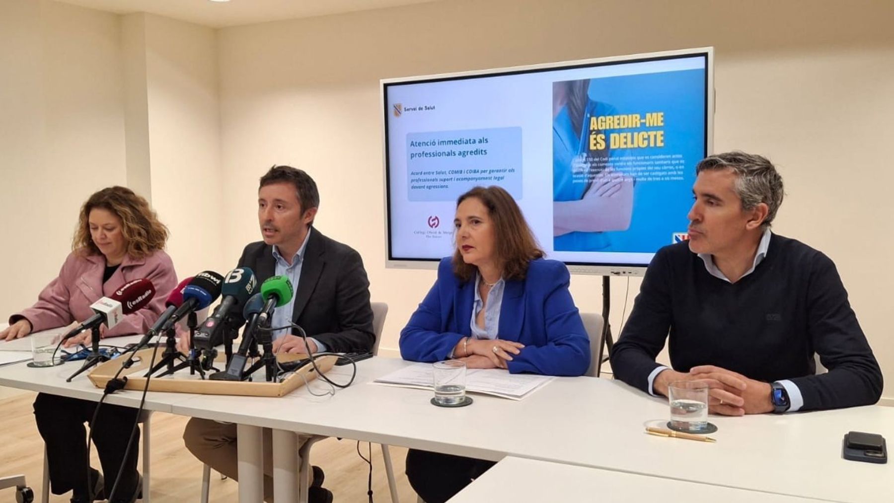 Firma del convenio entre la Conselleria de Salud, el Comib y el Coiba contra las agresiones a sanitarios.