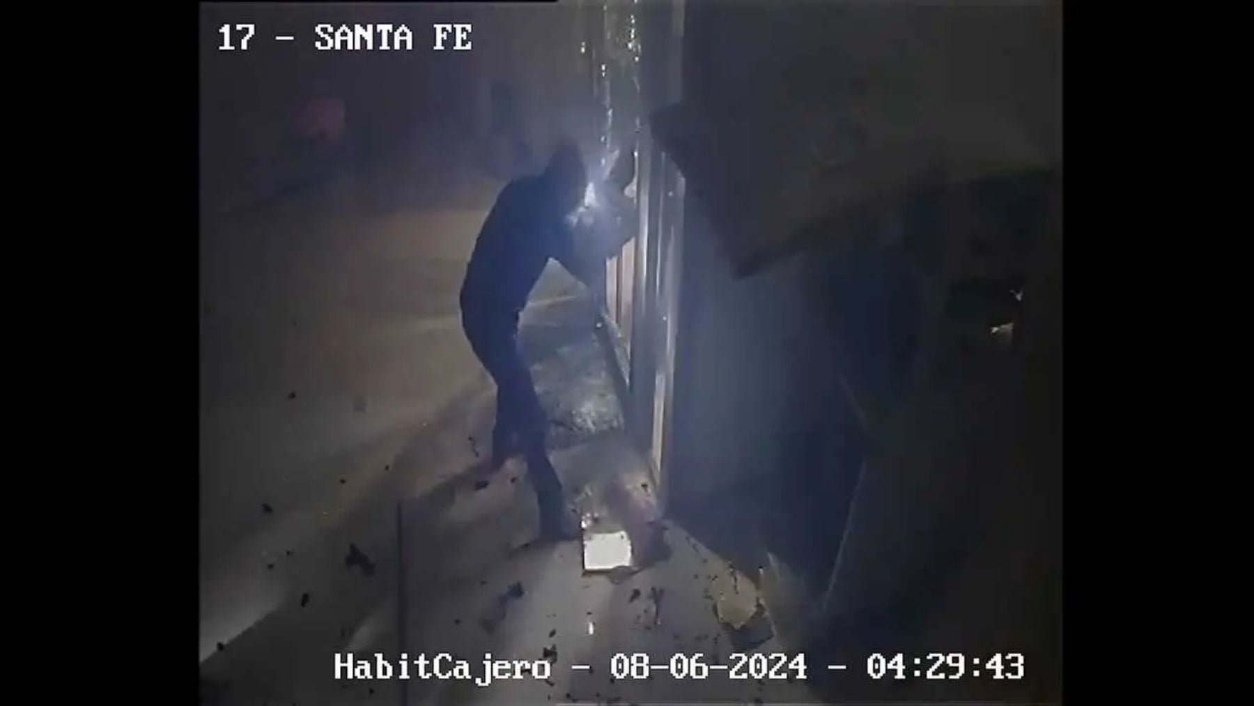 La banda en pleno asalto a un cajero con explosivos.