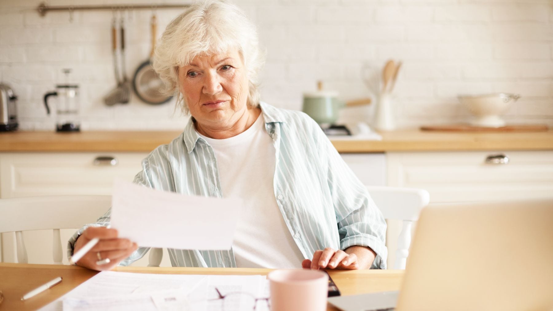 Estuvo más de 25 años con su pareja pero ahora el TSJM le ha dado la peor noticia: la Seguridad Social le va a quitar la pensión de 3.210 euros