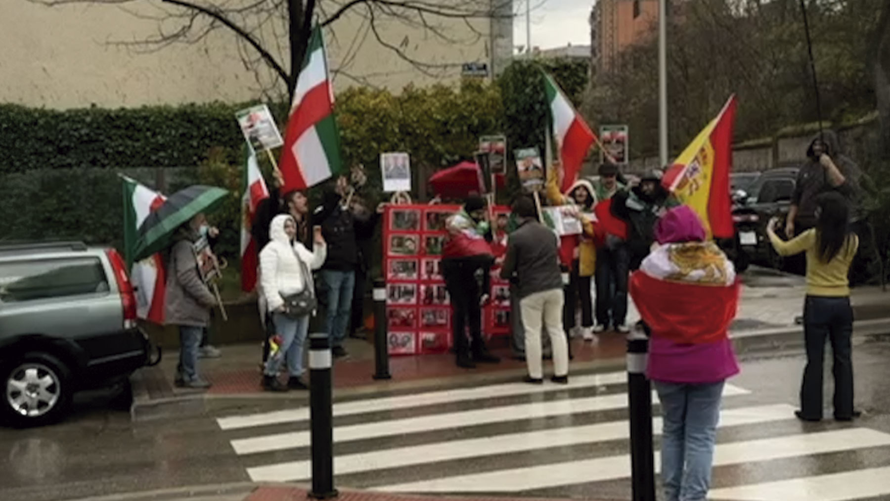 Un grupo de iraníes pide apoyo en la sede de Vox tras ser ignorados por Sánchez: Sois un faro de integridad