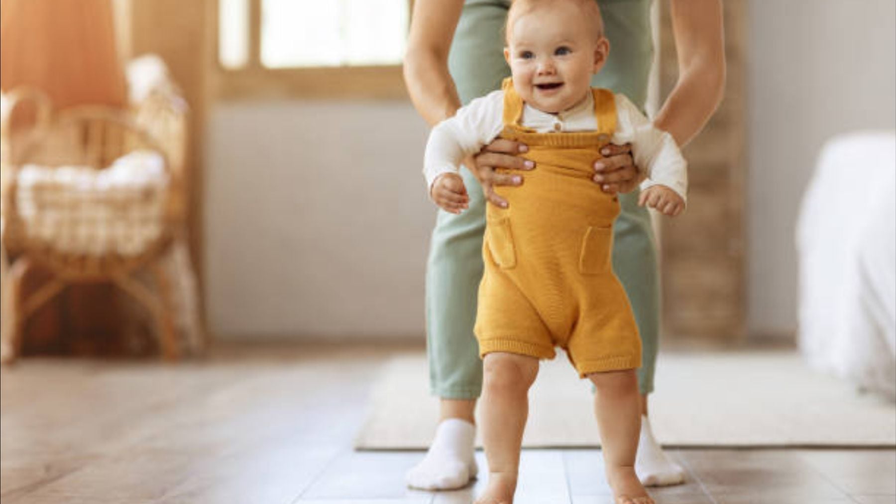 Ni ayuda con las manos ni el andador: el mejor método para que tu bebé comience a caminar según una podóloga