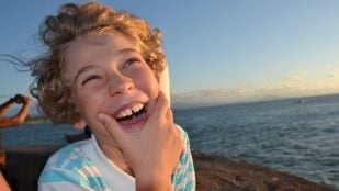 Costumbre española que los japoneses no entienden, reírse a carcajadas es de mala educación en Japón, costumbres españolas raras en Japón, costumbre española rara en Japón, por qué los japoneses se tapan la boca al reír.