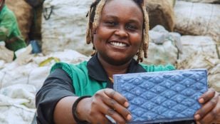 Nzambi Matee es una ingeniera de 34 años. Fundó Gjenge Makers, empresa que fabrica losas con residuos plásticos. Su proyecto en Nairobi ha logrado transformar toneladas de basura en un material de construcción que supera en dureza al hormigón tradicional. (Foto: UNEP)