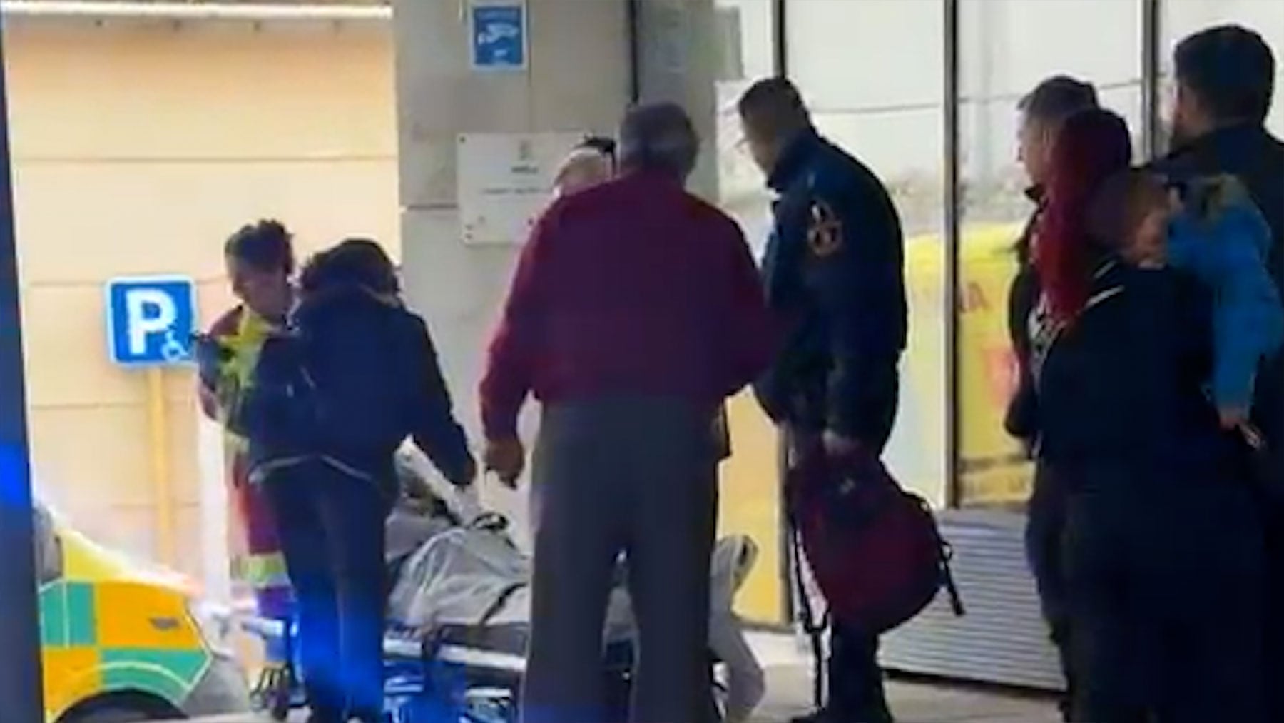 El policía en huelga de hambre desde hace 14 días en el Ayuntamiento de Parla es trasladado al hospital