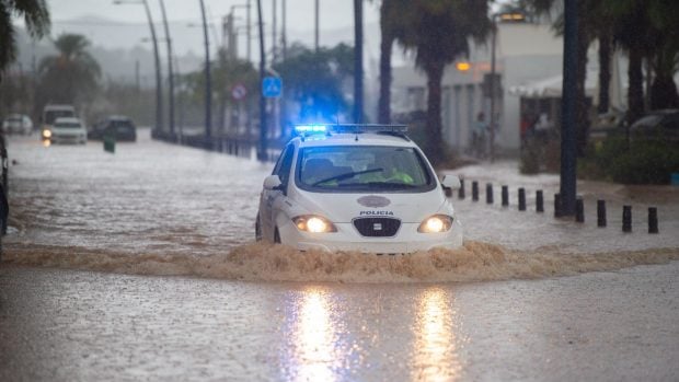 policia-inundación