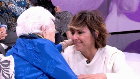 Sonsoles Ónega emocionada con una invitada en ‘Y ahora Sonsoles’ (Foto: Antena 3).