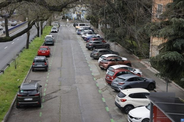 Vehiculos-estacionados-en-el-barrio-de-Comillas