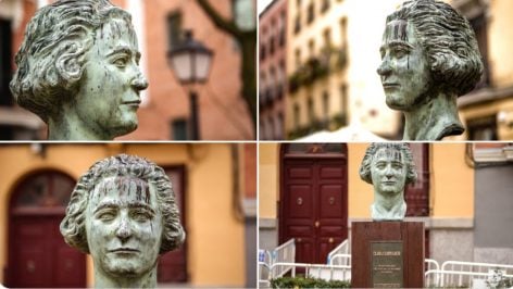 Busto de Clara Campoamor manchado de excremento de paloma. (Foto_ redes sociales)