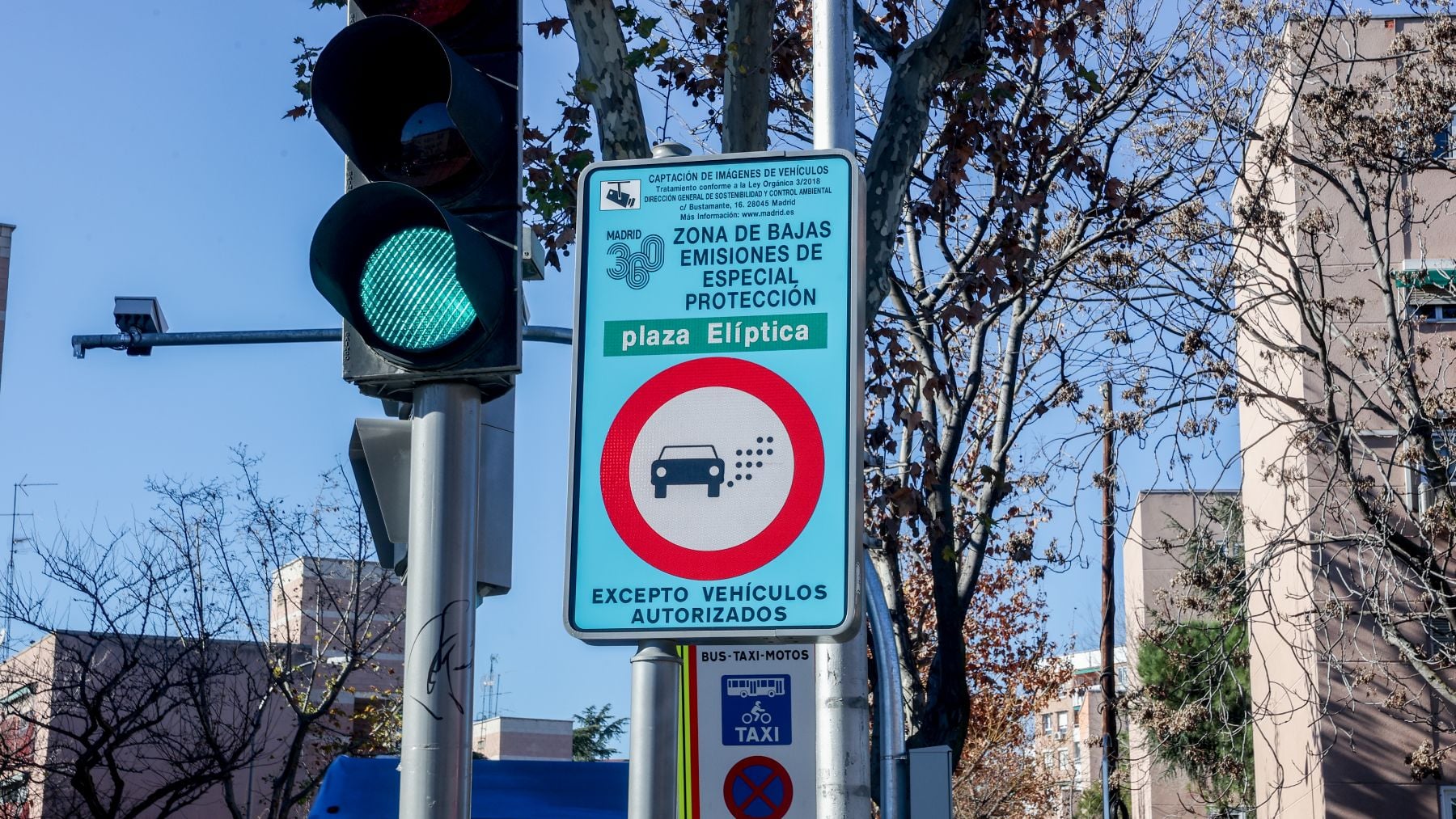Un cartel anuncia la Zona de Bajas Emisiones (ZBE) en Plaza Elíptica.