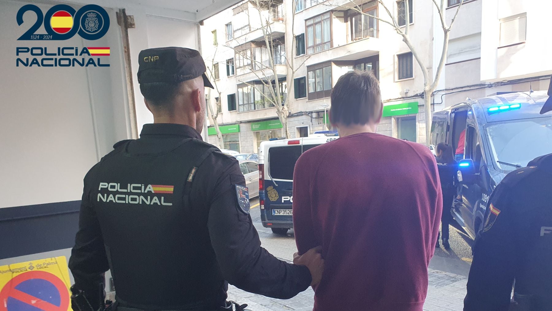 Imagen del detenido custodiado por un agente de la Policía Nacional.