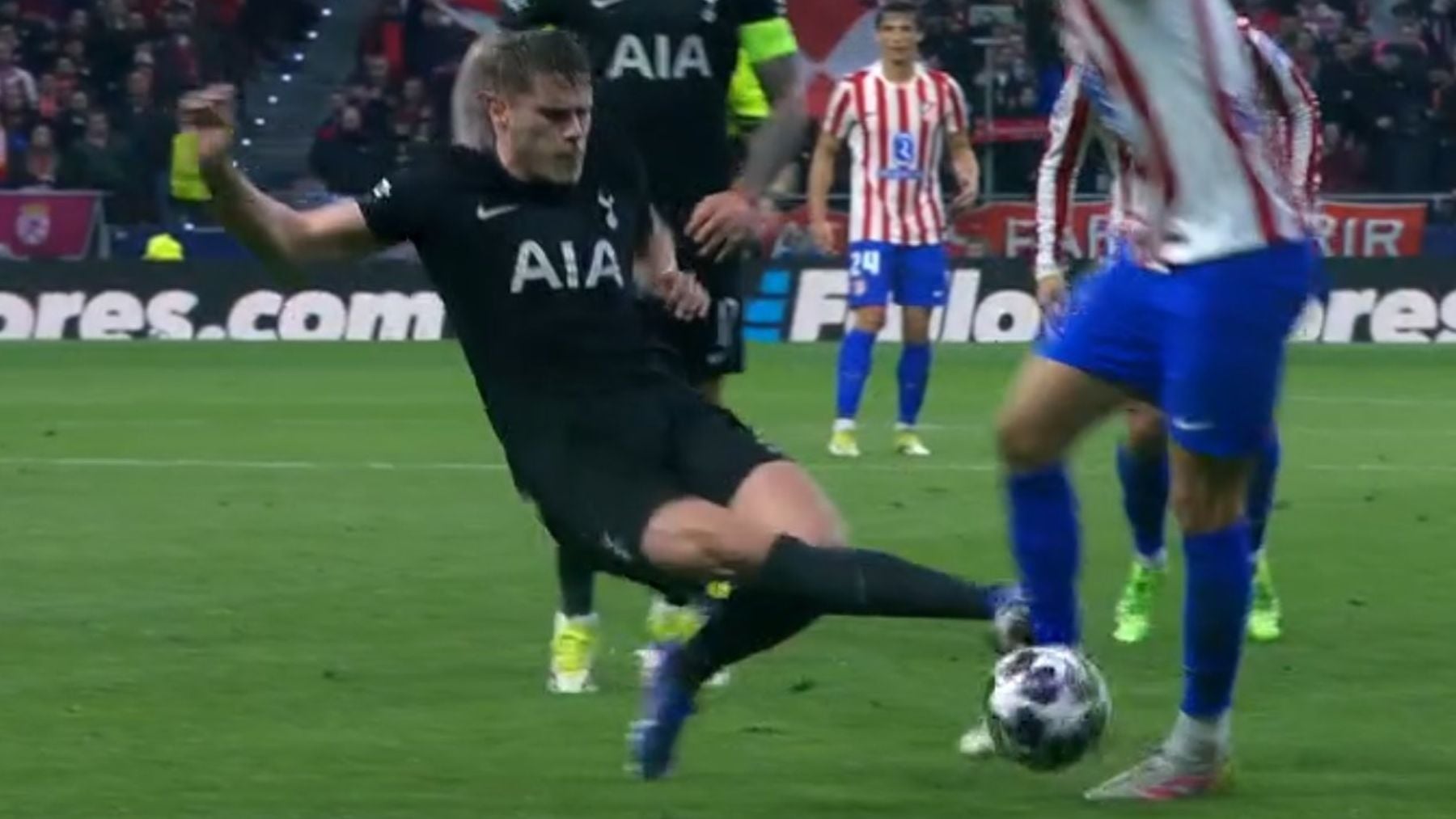 A Van de Ven le perdonan la expulsión tras una entrada criminal a Hancko en la que el VAR no entró