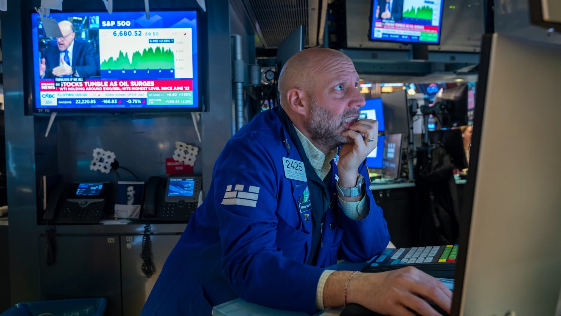 El petróleo cae un 15% tocando 80 dólares tras la declaración de Trump sobre el fin de la guerra en Irán