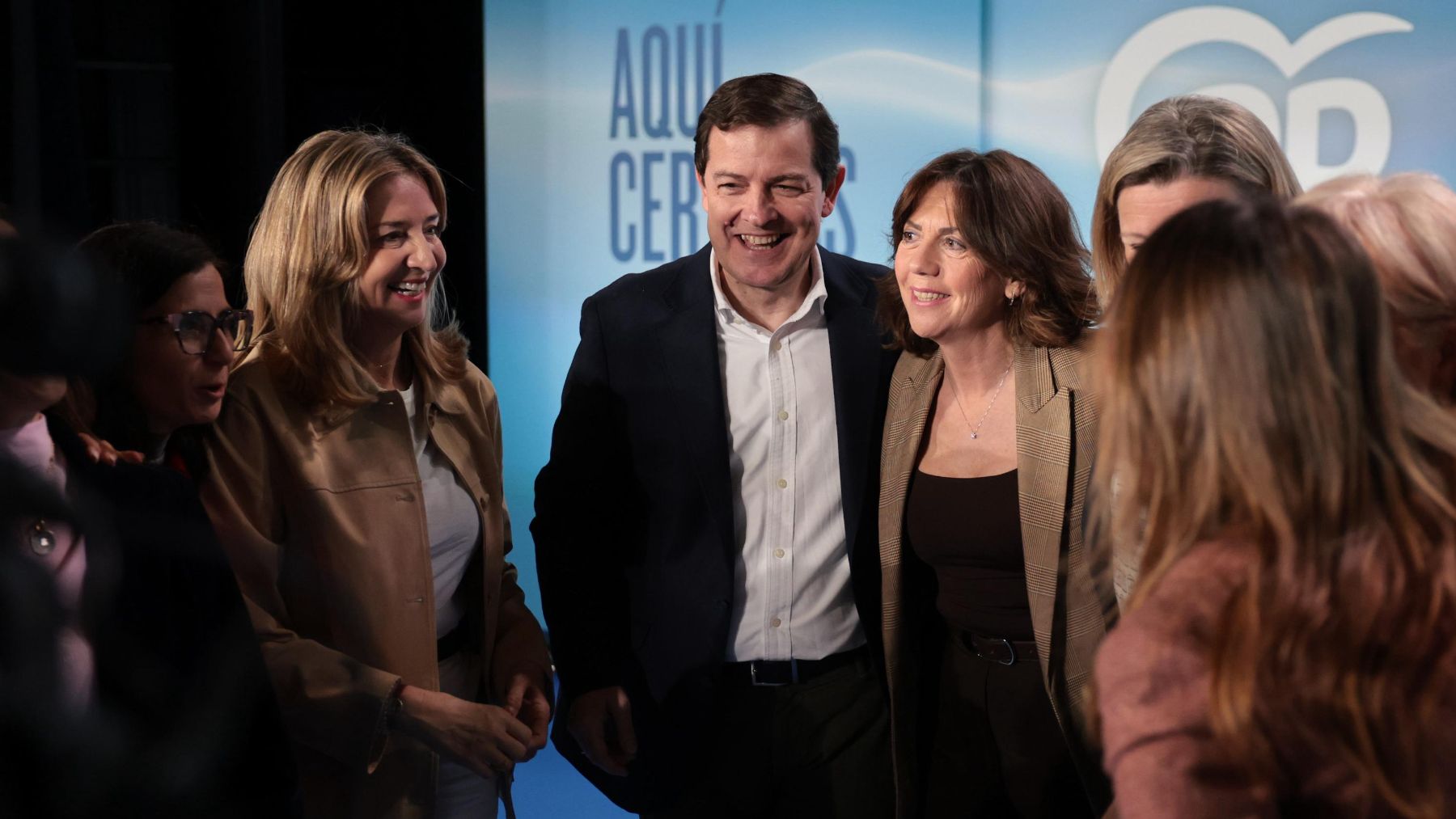 Mañueco busca votos decisivos en feudos del PSOE en Segovia y Ávila para culminar su campaña