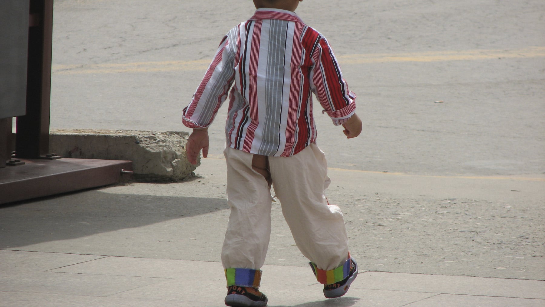 Suena extraño, pero los resultados lo avalan: en China llevan a los bebés sin pañales desde nacimiento