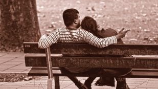 Gesto de tocar las cabezas, gesto típico de España que es de mala educación, por qué a los budistas no se les toca la cabeza, costumbres españolas más raras.