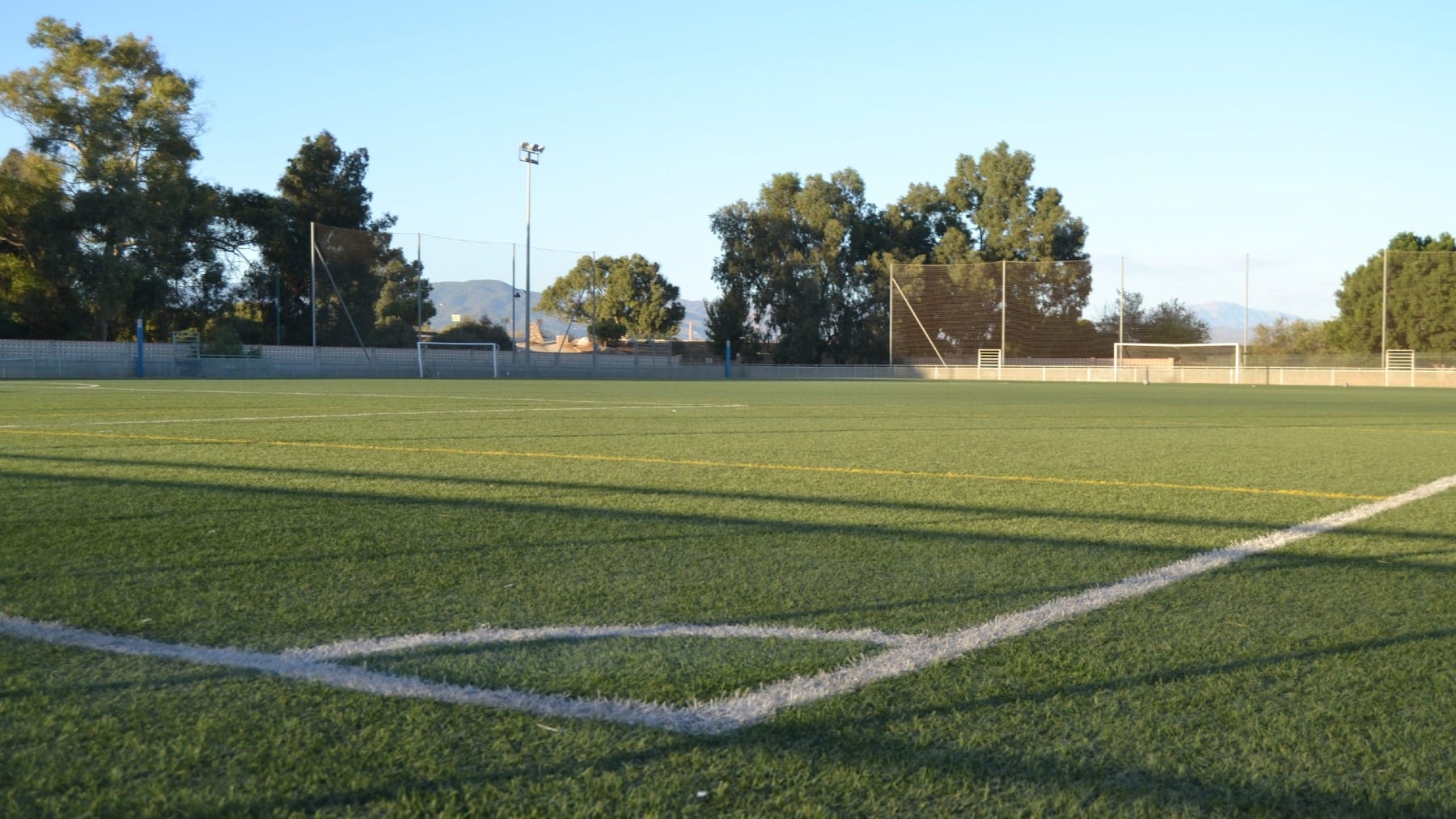 Un hombre huye de la Policía e irrumpe con un cuchillo en un partido de fútbol de niños en Málaga
